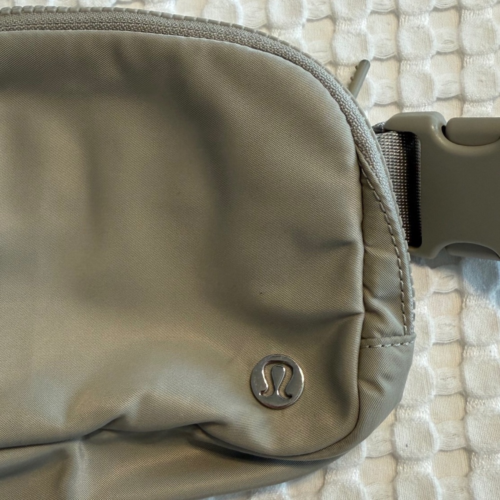 Lululemon Penn State Everywhere Belt Bag in Raw Linen - Picture 2 of 7